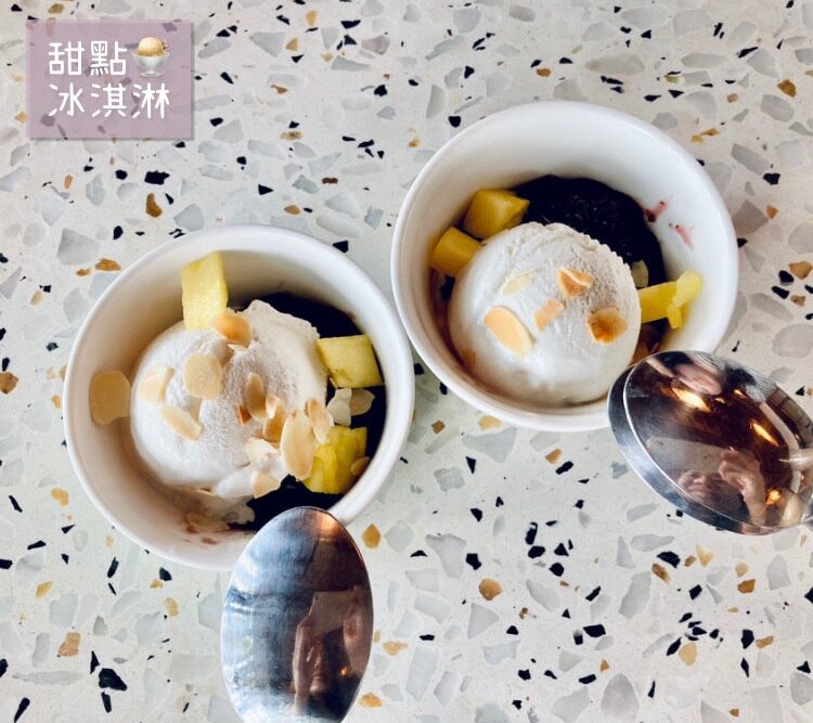 兩碗香蘭紫米椰奶冰淇淋 two Sticky Rice coconut ice cream cups